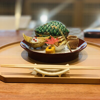 旬彩天 つちや - 【八寸】
                      ・舞茸+帆立の焼き霜、柿の柚子ジュレ掛け
                      ・茶振りナマコのミゾレ和え
                      ・あん肝真薯、干柿バターサンド、松葉蕎麦
                      ・南京麩の田楽
                      ・長芋と牡蠣の時雨煮の変わり寿司、ピンクペッパーのせ