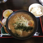 らーめん め組 - 味噌ラーメンと半ライス