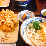 丸亀製麺 - キャンペーンで、かけうどん&天ぷらかむすびかいなりの内2点が税込500円