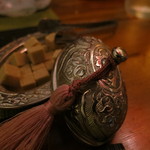 トルコ料理 ドルジャマフセン - お茶に入れる砂糖。入れ物がかわいい。