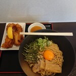 茉莉花 - 熟成油そば(麺大盛り・にんにく有)と、からあげ