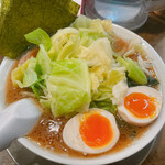 しょう油トンコツラーメン 匠家 - キャベツ ラーメン 煮玉子 チャーシュー