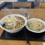 ラーメン46 - 味噌ラーメン大と半チャーハン！