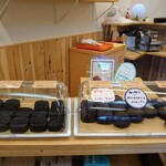 ムーンベーカリー - 黒いパン店頭