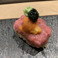 鮨 いつみ - 鮪すき身、雲丹とキャビア乗せ