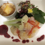 上野精養軒 - プレミアムセット３３００円。ハッシュドビーフのグラタンと真鯛・小海老のマリネ ハイビスカスのソース。熱々グラタンは、肉はパサつき気味ですが、濃厚ホワイトソースが、とても美味しかったです（╹◡╹）