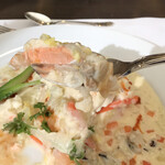 上野精養軒 - プレミアムセット３３００円。鯛と銀鮭のミルフィーユ アサリのチャウダーソース。銀鮭と鯛の間に薄いお餅をはさみ、アサリ入りのクリームソースをかけたものです。私の好みにぴったりです（╹◡╹）（╹◡╹）