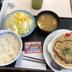 Matsuya - 濃厚オマール海老ソースのチキンフリカッセ・790円。サラダが大きくて嬉しい。