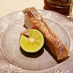 新ばし 星野 - しらかわの鱗焼　旨みが凝縮する焼き方は星野大将の独壇場