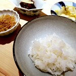 新ばし 星野 - 牛時雨煮・ちりめん・香の物　味噌椀　ご飯は日本一美味しいと伺いました。納得。