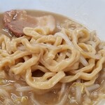 神豚 - 麺をアップで…