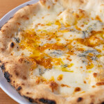 ピザ食堂 ロカ - 料理写真:クアトロフォルマッジ