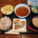 ヤキトンSAKABA アケボノヤ - 豚たんシチューと週替わりB鶏の唐揚げのセット\900(20-12)