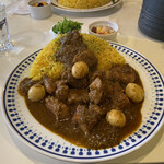 カレーの店 マボロシ - ポークカレー大盛大辛パクチーうずら　ポークの方が好き