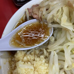 ラーメン二郎 - キラキラの非乳化スープ、これが越谷かー！