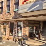 ボン・カフェー - 店構え。少し狭いですが駐車スペースもあります。