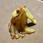 リョウリヤ ステファン パンテル - 黒蜜でマリネした真鯛 ローストした胡桃 アンディーブと林檎 ポン酢のムース