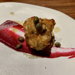 リョウリヤ ステファン パンテル - 鱈の白子のムニエル 堀川ごぼう ケッパー ビーツとフランボワーズビネガーのピューレ