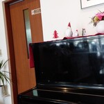 カフェ・アカリ - 店内のピアノ（撮影は別の日です）