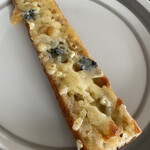 143241740 - 美味しいバゲットに4種のチーズ！モッツァレラ、ゴルゴンゾーラ、ゴーダチーズ、グラナチーズ♡