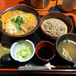 鳥元 - 親子丼と半せいろのセット1000円。