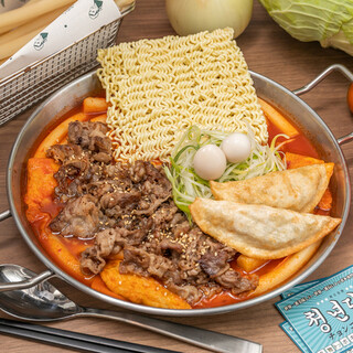 尽享使用每天从韩国采购的食材制作的正宗“炒年糕”。