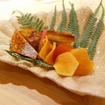 新ばし 星野 - 笹鰈の一夜干し、松葉蟹のふくさ焼き、ばちこ炙り、唐墨、クワイチップス。クワイチップはご一緒様の好物との事。星野大将が嬉しそうにお出し下さいました。