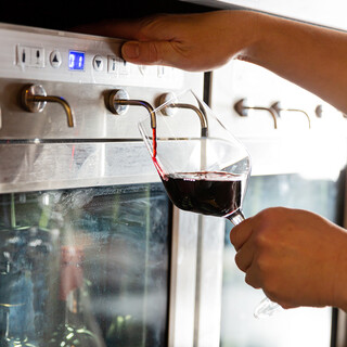 テイスティングマシンにより、希少なワインをグラスで提供
