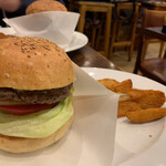 BEER&BURGER DARCY'S - 私のオーダーはチーズも無しでシンプルに。
主人は肉ダブルでした笑