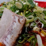 松華亭 - ネギ盛り豚辛麺のアップ