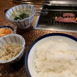 肉の米内 - 定食、スープとキムチ