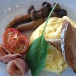 bills - 2012/08 フルオージーブレックファースト  w/ ガーリックマッシュルーム、ベーコン、ローストトマト、チポラータ、トースト 1800円 噂のスクランブルエッグはやっぱりおいしかったのだ。