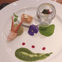 鉄板焼き 表参道 - 前菜：黒毛和牛タルタル、ゴルゴンゾーラパイ、紅ズワイガニアボカドソース