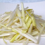 Stir-fried yellow chives and bean sprouts