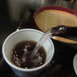 神田まつや - 蕎麦湯を注ぐ