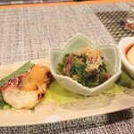 Kaihou - お通し5点:右から、自家製豆腐、芹ともって菊のおひたし、シマアジの自家製ゆず味噌和え、大葉〆鯖梅肉和え、胡桃・レーズンの真薯