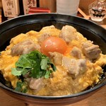 はし田屋 - 締めに親子丼　火が入った卵もふんわりして、鶏肉も柔らか、ご飯も炊き加減として良い状態です。 黄身を崩してトロンとご飯に絡めて、こだわりの卵の美味しさがあればこその味わいですね。 京都祇園の原了郭の黒七味が、薬味として風味が良く一層美味しくしています♪　