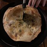 ヨナサルウテ - 四種のチーズピザ、パリパリの生地と良く合っています。