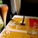 ジョンティ - 先ずは泡！泡！！ リーフレのロゼを こんなに大盛りで（笑）