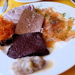 ジョンティ - でも呑兵衛な我々はカルトで 前菜盛合せ〜 中央はブーダンノワールですよ 最近はこういう形で 出すお店も増えてきましたね 豚の血が高騰しているとの事 お店の苦労が偲ばれます。