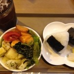 くくむカフェ - サラダバー付モーニング、おにぎりセット