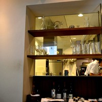 ギュール ルモンテ - 座席によっては厨房がみえる。店内の半分が厨房である。