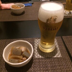 Hinaijidori Tempura Akikaze - エビスビールにお通しの煮物