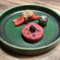 焼肉うしごろ 横浜店 - 牛刺し盛り合わせ：和牛ウチモモのタルタル キャビアのせ、ザブトンの炙り握り 伊・アルバ産の黒トリュフのせ