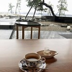 加賀屋別邸 松乃碧 - 窓辺に陣取ってホットコーヒー