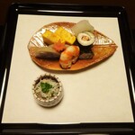 俵屋旅館 - 夕食：先付（蟹とんぶり和、貝割菜 茶巾蛤 百合根松風 海老艶煮 蓮根小倉煮 椎茸アチャラ漬 紅葉人参、いちょう蒸餅）、小茶碗（雲丹とろろ 喰出し、磯部粉、山葵）