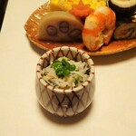 俵屋旅館 - 夕食：先付（蟹とんぶり和、貝割菜）