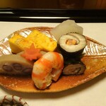 俵屋旅館 - 夕食：先付（茶巾蛤 百合根松風 海老艶煮 蓮根小倉煮 椎茸アチャラ漬 紅葉人参、いちょう蒸餅）