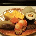俵屋旅館 - 夕食：先付（茶巾蛤 百合根松風 海老艶煮 蓮根小倉煮 椎茸アチャラ漬 紅葉人参、いちょう蒸餅）