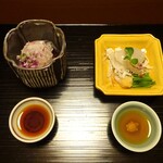 俵屋旅館 - 夕食：向附（鯛へぎ造り、河豚焼目造り）